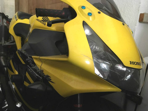 スタッフのバイクCBR854RR” width=