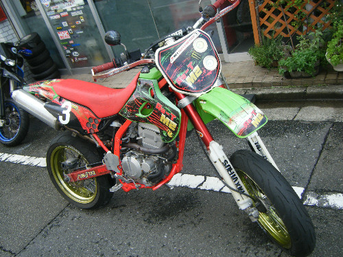 スタッフのバイクDトラッカー” width=